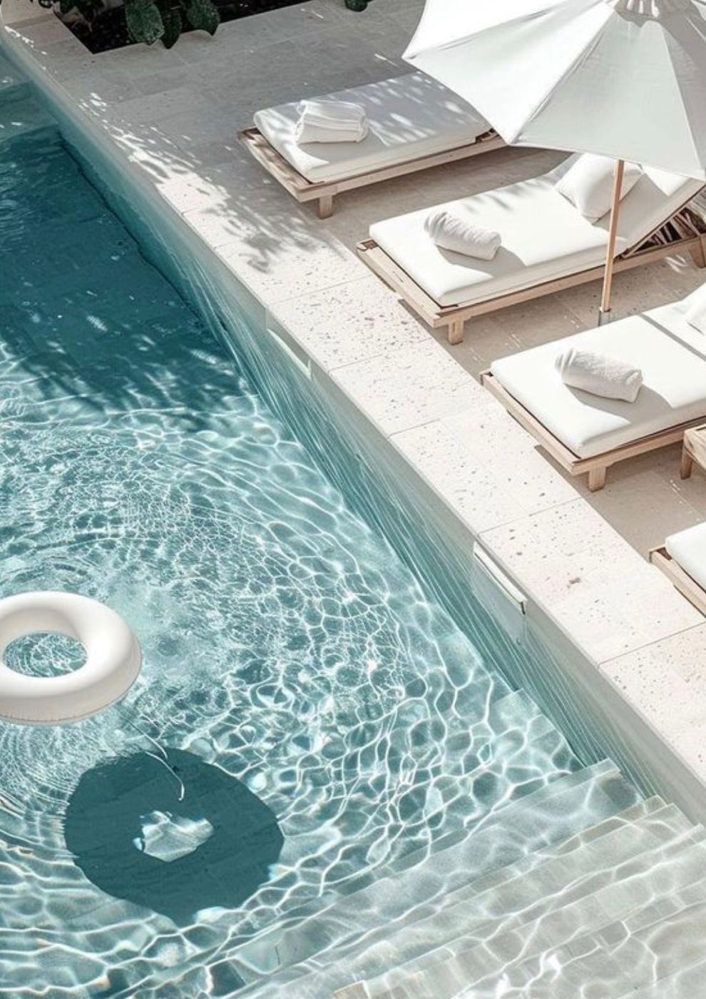 Plage de piscine en dalles avec chaises longues