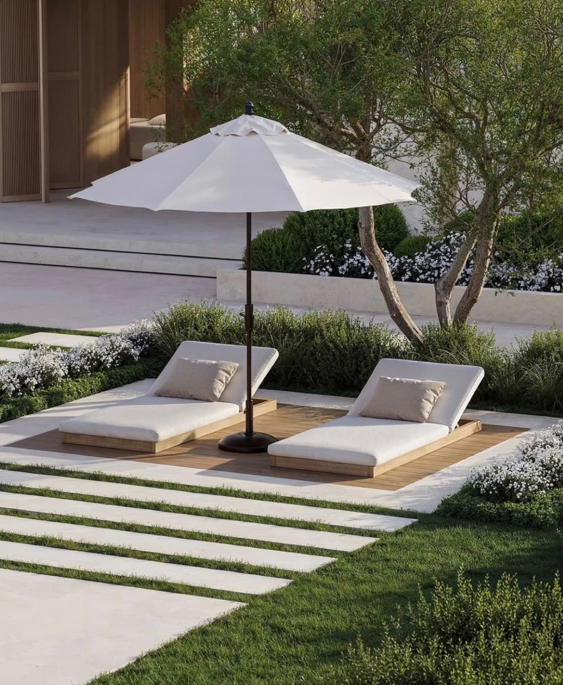 Terrasse avec pas japonais en dalles et pelouse